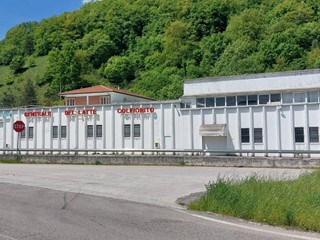 Capannone in Vendita a Foligno, 930'000€, 2200 m²