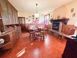 Casa Indipendente in Vendita a Bagnolo di Po, 45'000&euro;, 300 m²