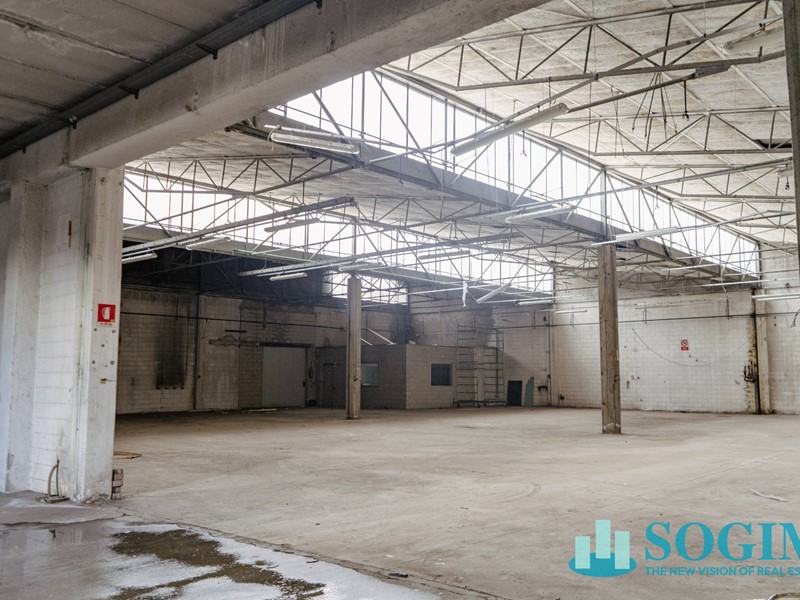 Capannone in Vendita a Saronno, 350'000&euro;, 1230 m²