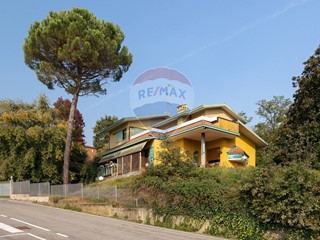 Villa in Vendita a Montevecchia, 450'000€, 300 m²