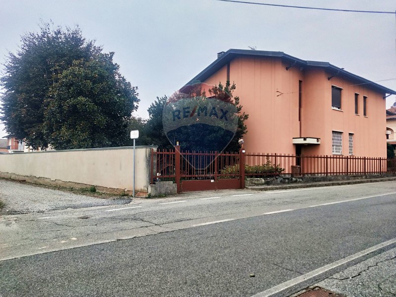Villa in Vendita a Benna, 370'000€, 480 m²