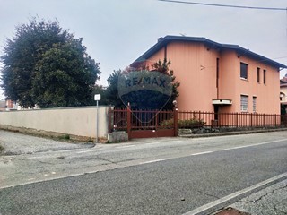 Villa in Vendita a Benna, 370'000€, 480 m²