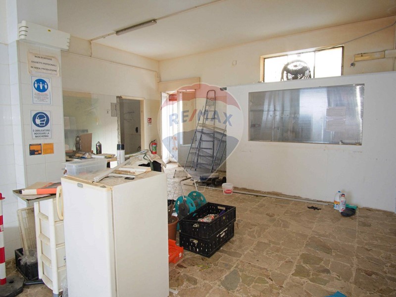 Negozio in Affitto a Aci Catena, 1'500€, 200 m²