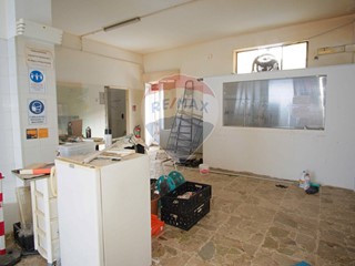 Negozio in Affitto a Aci Catena, 1'500€, 200 m²