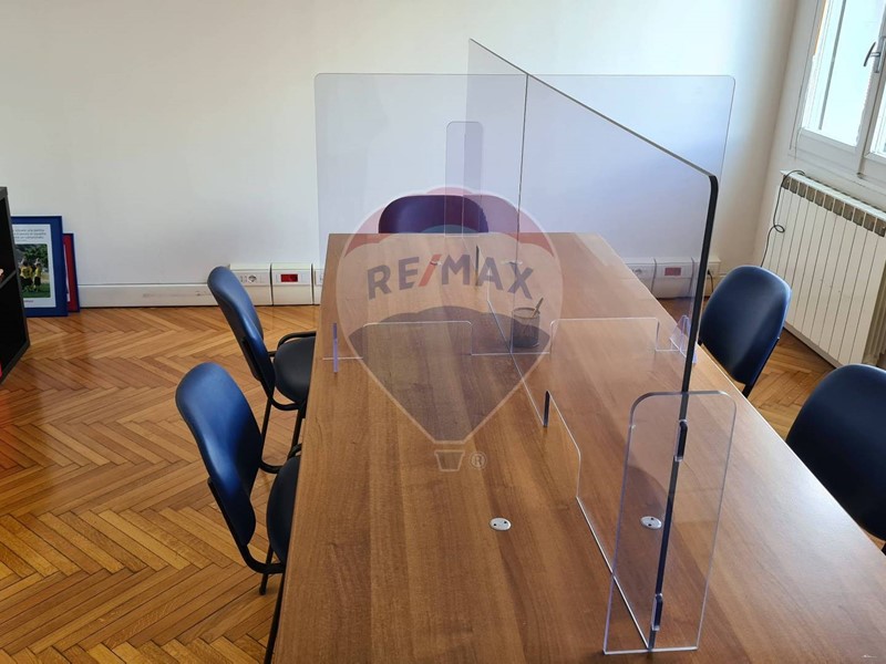 Ufficio in Affitto a Forlì, 2'000€, 298 m²