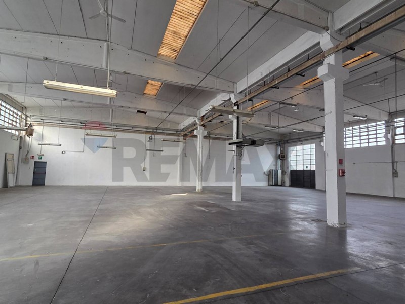 Capannone in Vendita a Forlì, 650'000&euro;, 2000 m²