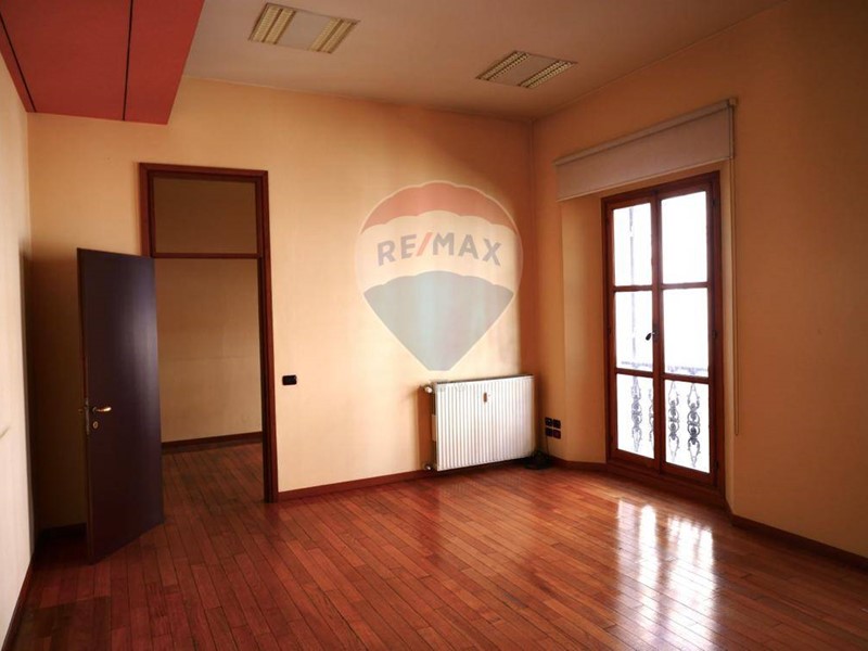 Ufficio in Affitto a Forlì, 485 m²