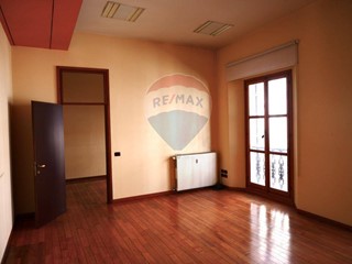 Ufficio in Affitto a Forlì, 485 m²
