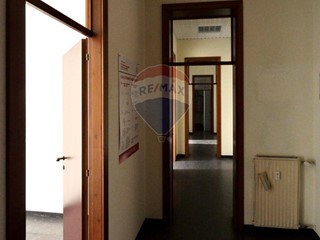 Immobile commerciale in Affitto a Forlì, 180 m²