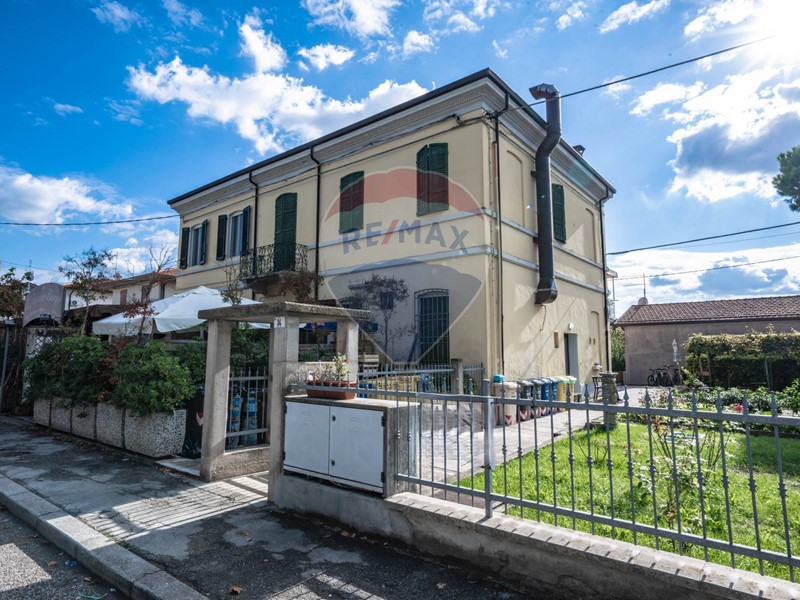Casa Semi Indipendente in Vendita a Forlì, 399'000&euro;, 263 m²