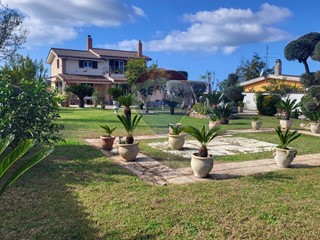 Casa Indipendente in Vendita a Anzio, 300'000€, 200 m²