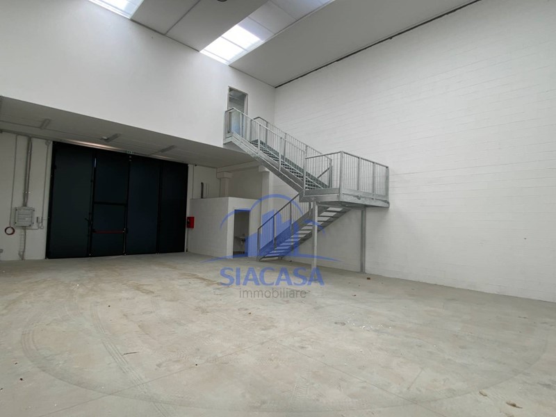 Capannone in Affitto a Concorezzo, 1'265€, 190 m²