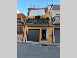 Casa Indipendente in Vendita a Floridia, 165'000€, 178 m²