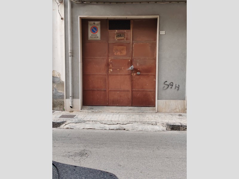 Magazzino in Vendita a Floridia, 85'000€, 322 m²