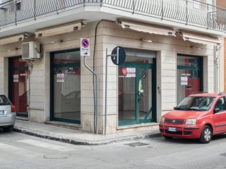 Attività commerciale in Affitto a Floridia, 420&euro;, 51 m²