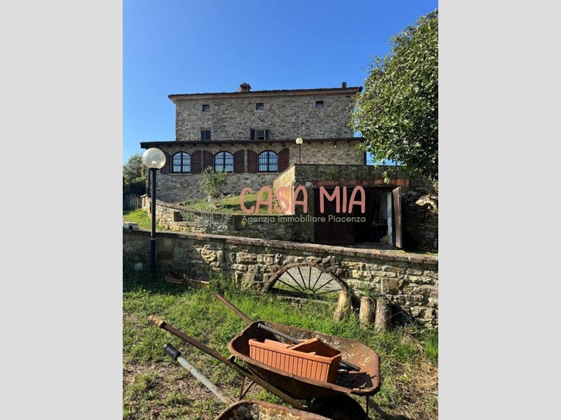 Rustico in Vendita a Travo, 320'000€, 380 m²