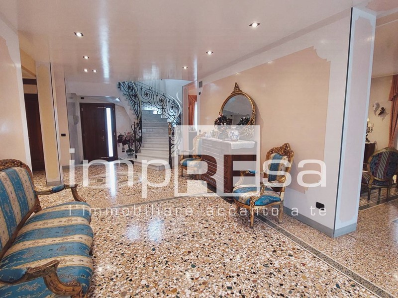 Villa in Vendita a Treviso, 800 m², con Box