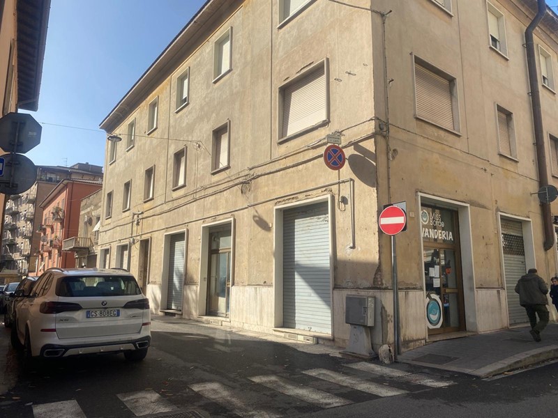 Negozio in Vendita a Terni, 120'000&euro;, 220 m²