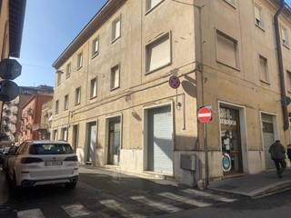 Negozio in Vendita a Terni, 120'000&euro;, 220 m²