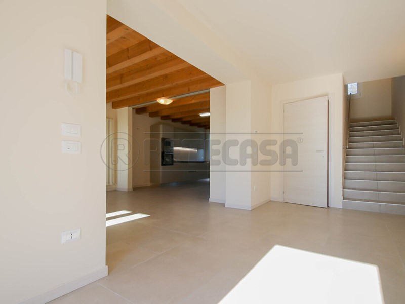 Casa Semi Indipendente in Affitto a Pozzoleone, 1'500€, 245 m²