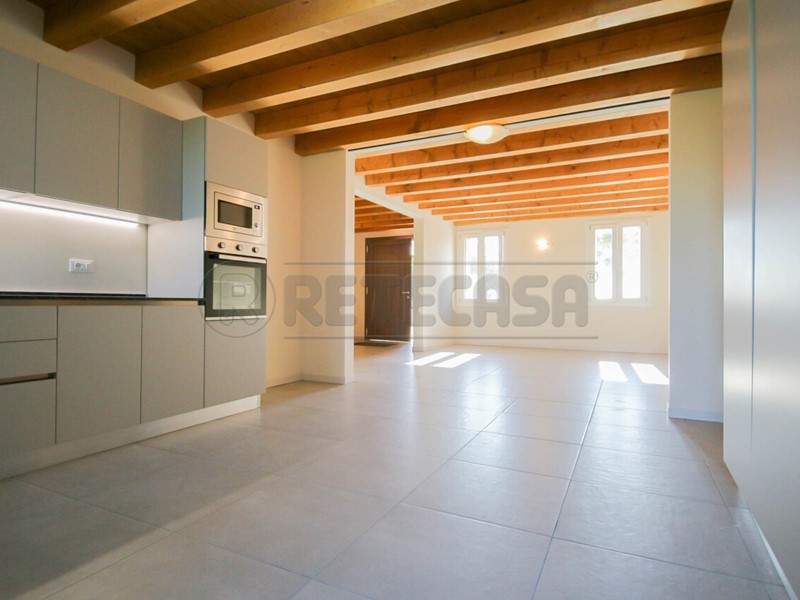 Casa Semi Indipendente in Affitto a Pozzoleone, 1'500€, 215 m²