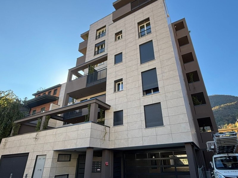 Bilocale in Affitto a Como, 1'274€, 65 m²