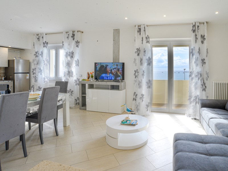 Trilocale in Affitto a Vado Ligure, 850€, 110 m², arredato