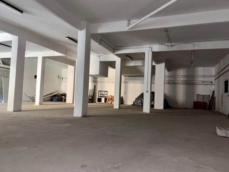 Magazzino in Vendita a Genova, zona Struppa, 98'000€, 346 m²