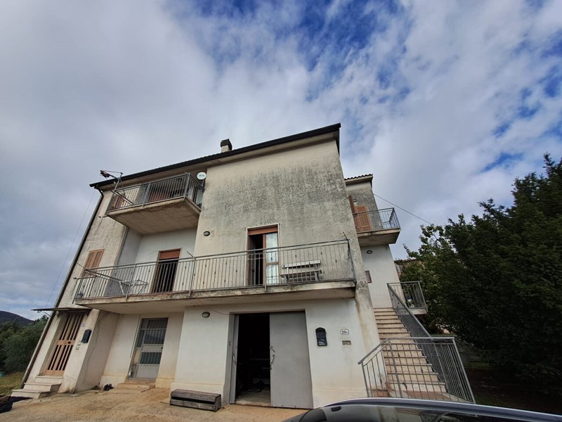Appartamento in Vendita a Amelia, 39'000&euro;, 100 m², con Box