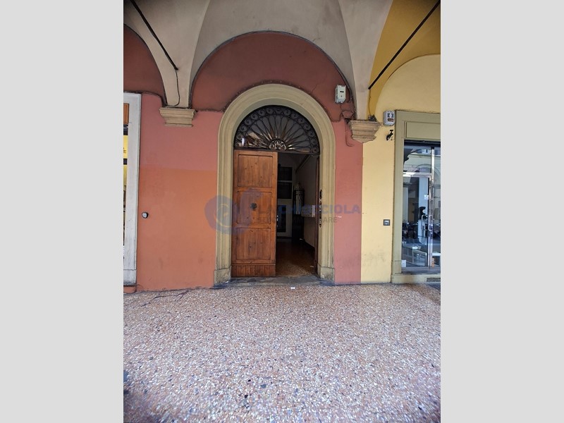 Ufficio in Vendita a Bologna, zona 10.Galvani, 300'000€, 70 m²