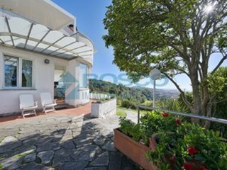 Casa Indipendente in Vendita a La Spezia, zona Est, 650'000&euro;, 300 m², con Box