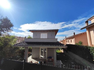 Casa Indipendente in Vendita a Guidonia Montecelio, 379'000€, 150 m², con Box