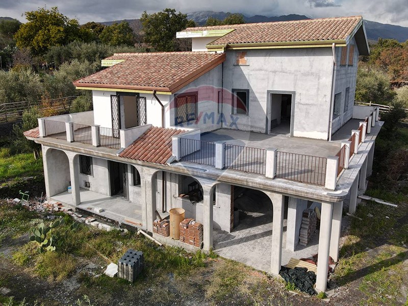 Villa in Vendita a Acireale, 220'000&euro;, 310 m²