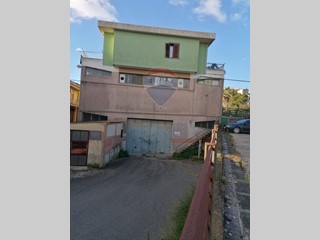 Immobile commerciale in Vendita a Caltagirone, 165'000€, 484 m², con Box