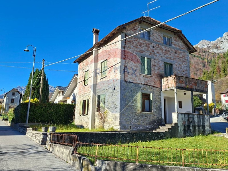 Rustico in Vendita a Prato Carnico, 25'000€, 162 m²
