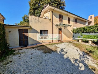 Casa Semi Indipendente in Vendita a Pietrasanta, 345'000€, 100 m²