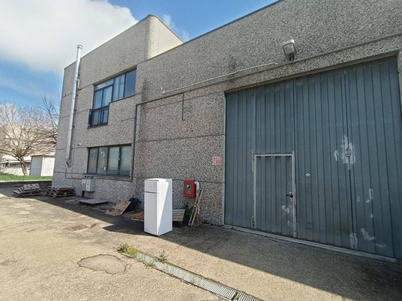 Capannone in Vendita a Modena, 370'000€, 550 m²