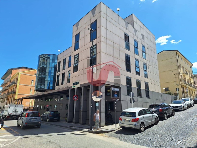 Ufficio in Affitto a Benevento, 1'200€, 180 m²
