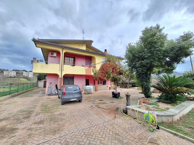 Casa Indipendente in Vendita a Benevento, 290'000€, 300 m²