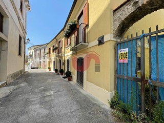 Casa Semi Indipendente in Vendita a Benevento, 155'000€, 220 m²