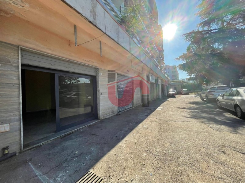 Immobile commerciale in Vendita a Benevento, 155'000€, 225 m²