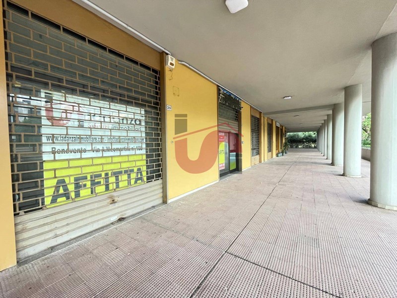 Immobile commerciale in Affitto a Benevento, 900€, 122 m²