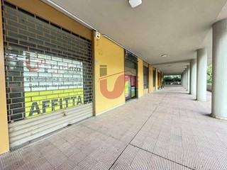 Immobile commerciale in Affitto a Benevento, 900€, 122 m²