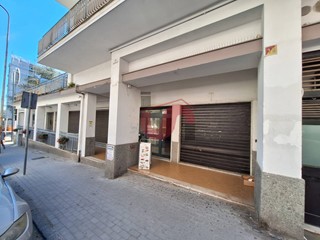 Immobile commerciale in Affitto a Benevento, 1'100€, 160 m²