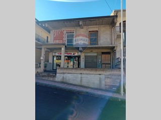 Casa Indipendente in Vendita a Castel di Iudica, 150'000&euro;, 450 m²