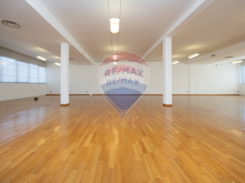 Ufficio in Vendita a Cinisello Balsamo, 590'000€, 428 m²