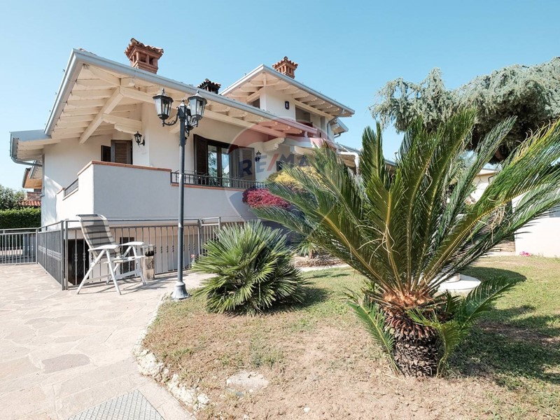 Villa in Vendita a Carobbio degli Angeli, 450'000&euro;, 380 m²