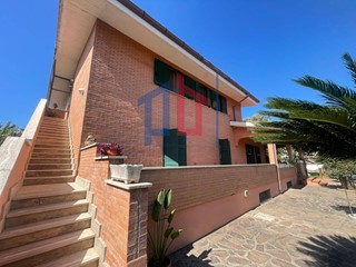 Quadrilocale in Vendita a Pomezia, 189'000€, 105 m²