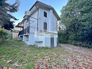 Casa Semi Indipendente in Vendita a Camaiore, 239'000&euro;, 165 m²