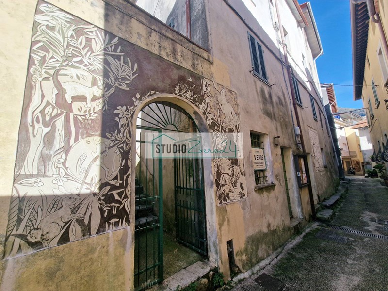 Casa Semi Indipendente in Vendita a Camaiore, 99'000&euro;, 185 m²